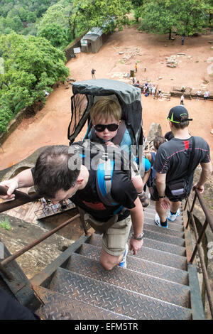 Vater und seinem kleinen Sohn durchgeführt bis an die Spitze der Sigiriya-Felsen. Metalltreppen oberhalb Löwen Paw.Sri Lanka erklimmen. Stockfoto