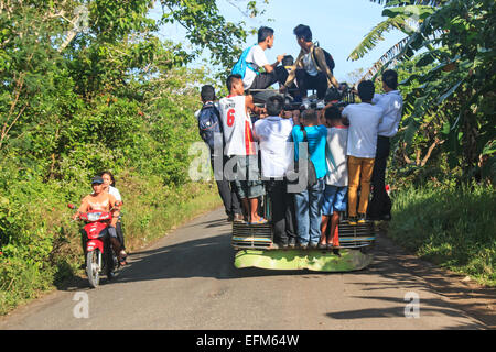 Bohol, Philippinen - 12. Januar 2015: Menschen in bunten traditionellen Bus Jeepney auf den Philippinen. Stockfoto