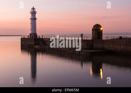 Newhaven Leuchtturm in Edinburgh bei Sonnenuntergang am Freitag, 6. Februar 2015 Stockfoto