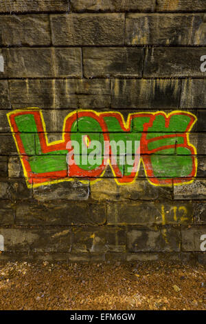 Graffiti an der Wand von der Rodney Street Tunnel in Edinburgh mit dem Wort Liebe in den Farben rot, grün und gelb Stockfoto