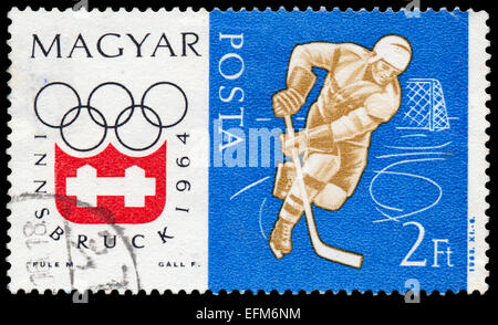 Ungarn - ca. 1963: Eine Briefmarke gedruckt von Ungarn, zeigt Hockey Olympischen Wintersportarten, 64, Innsbruck ca. 1963 Stockfoto