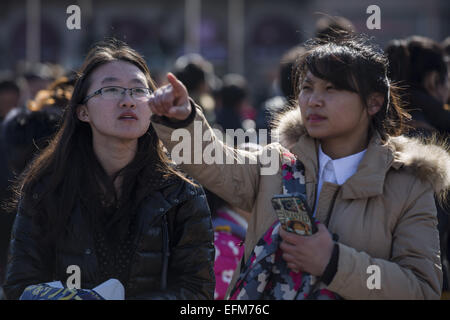 Peking, China. 5. Februar 2015. Am Bahnhof von Beijing. Der Frühling Festival Reisen Eile, auch bekannt als Chunyun in chinesischer Sprache gilt die größte jährliche Wanderung. 2015 Festival Federweg RushÂ von Feb.4 bis März 15, während WhichÂ Bahn Tickets sind unter großer Nachfrage. Die Zahl der Passagiere wird voraussichtlich 2.807 Millionen während der Hauptreisezeiten Spring Festival in diesem Jahr zu erreichen. © Jiwei Han/ZUMA Draht/Alamy Live-Nachrichten Stockfoto