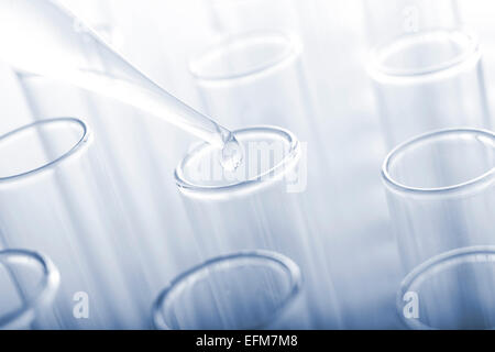 Reagenzgläser und Glaspipette auf blauem Grund. Durchtrainierten Bild. Stockfoto