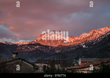 6. Februar 2015 - Soller, Mallorca, Spanien - hit der letzten Sonnenstrahlen das Tramuntana-Gebirge, ein UNESCO-Weltkulturerbe. 60 der Rat von Mallorca Schnee, die Pflüge waren hart bei der Arbeit gestern clearing fünf Straßen, die blieb geschlossen wegen Schnee und Teil der Formentor-Straße, die durch einen Erdrutsch unter dem Gewicht des Schnees über Nacht blockiert worden war. Eine Gruppe von sechs deutschen Wanderern musste gestern von einem Guardia Civil Hubschrauber gerettet werden, nachdem sie von starkem Schneefall gefangen habe, nach einem Spaziergang von Lluc bis Cala Tuent am Donnerstag. (Kredit-Bild: © Ryan Noble/ZUMA Draht) Stockfoto