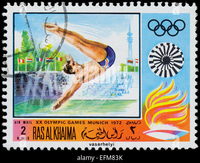 RAS AL KHAIMA - ca. 1972: Briefmarke gedruckt von Ras al Khaima, Jumping, ca. 1972 zeigt Stockfoto