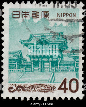 JAPAN - ca. 1968: Eine Briefmarke gedruckt in Japan zeigt Yomei Tor zu den Mausoleen der Tokugawa-Shogune, Nikko, ca. 1968 Stockfoto