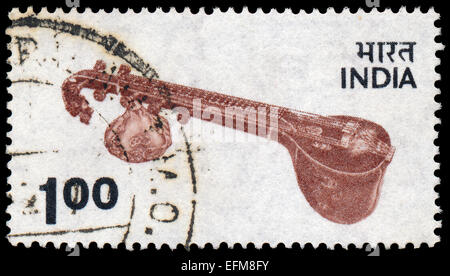 Indien - CIRCA 1974: Eine Briefmarke gedruckt in Indien, zeigt Veena - gezupften Saiteninstrument in Hindustani klassische Musik, ca. verwendet Stockfoto