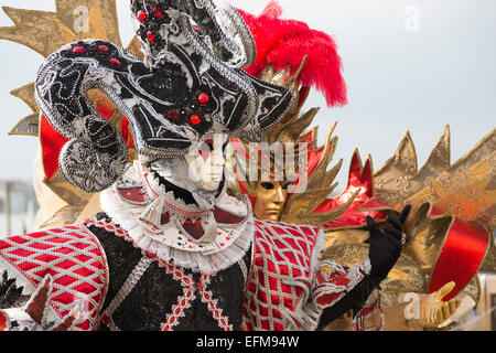 Venedig, Italien. 7. Februar 2015. Platzieren Sie die wichtigsten Karneval in Venedig feiern nehmen diese und am kommenden Wochenende mit Menschen verkleiden und tragen Masken. Foto: Carnivalpix/Alamy Live-Nachrichten Stockfoto