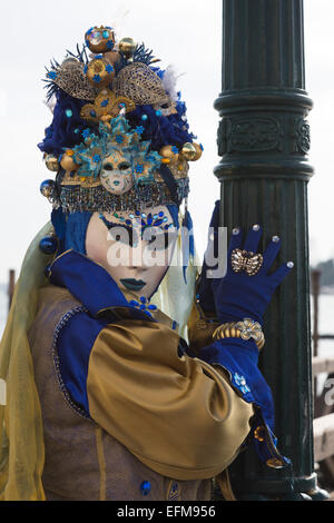 Venedig, Italien. 7. Februar 2015. Platzieren Sie die wichtigsten Karneval in Venedig feiern nehmen diese und am kommenden Wochenende mit Menschen verkleiden und tragen Masken. Foto: Carnivalpix/Alamy Live-Nachrichten Stockfoto