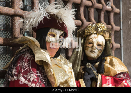 Venedig, Italien. 7. Februar 2015. Platzieren Sie die wichtigsten Karneval in Venedig feiern nehmen diese und am kommenden Wochenende mit Menschen verkleiden und tragen Masken. Foto: Carnivalpix/Alamy Live-Nachrichten Stockfoto