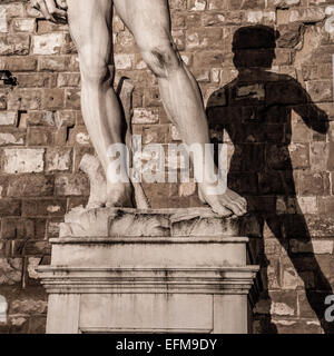 Der Schatten; Michelangelos David Schatten an der Wand, in der Piazza della Signoria, Florenz. Stockfoto