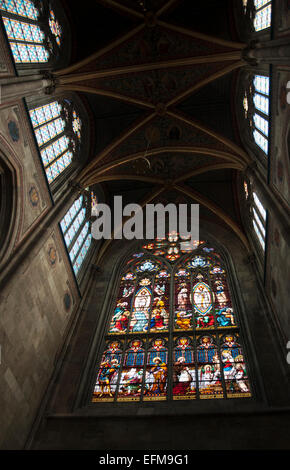 Innenansicht der Glasfenster und gewölbten Decke der Votivkirche Votivkirche Wien Österreich Stockfoto