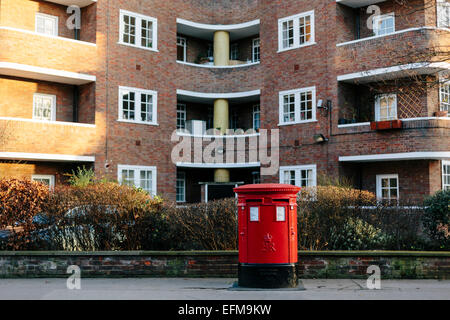 Britische rote Säule Briefkasten vor Wohnungen in Belgravia London (Querformat) Stockfoto