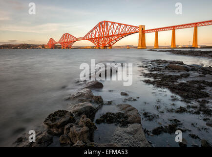 Forth Rail Bridge aus South Queensferry, Firth of Forth, Schottland, UK Stockfoto
