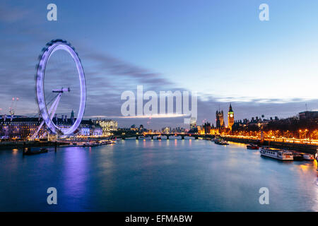 Abenddämmerung am Embankment, London Stockfoto