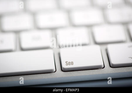 Das Wort "SEO" geschrieben auf metallischen Tastatur Stockfoto