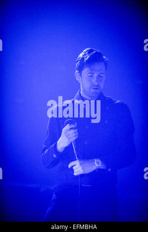 Wolverhampton, UK. 6. Februar 2015. Die Kaiser Chiefs live in Wolverhampton Civic Hall, Ricky Wilson führt und steht in Flammen. Bildnachweis: Malcolm Brice/Alamy Live-Nachrichten Stockfoto