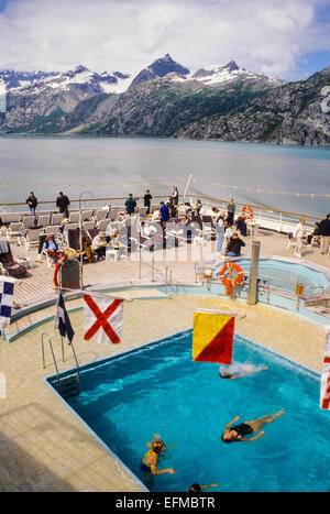 Glacier Bay in Alaska.  Swimmingpool auf dem Nieuw Amsterdam Cruise Liner, Holland-Amerika Lijn. Stockfoto