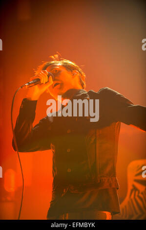 Wolverhampton, UK. 6. Februar 2015. Die Kaiser Chiefs live in Wolverhampton Civic Hall, Ricky Wilson führt und steht in Flammen. Bildnachweis: Malcolm Brice/Alamy Live-Nachrichten Stockfoto