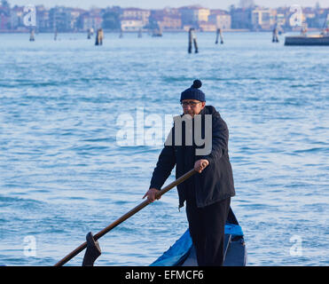 Gondoliere in Winterkleidung Rudern Gondel auf die Lagune von Venedig Veneto Italien Europa Stockfoto