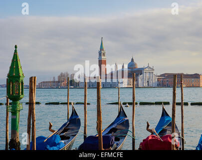 Gondeln günstig auf die Lagune von Venedig mit Insel und die Kirche San Giorgio Maggiore im Hintergrund Venetien Italien Europa Stockfoto