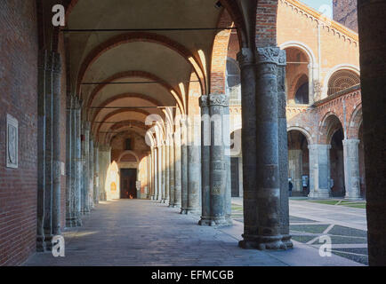 Gewölbten Kolonnaden Durchgang mit geschnitzten Säulen Sant' Ambrogio Basilika Mailand Lombardei Italien Europa Stockfoto