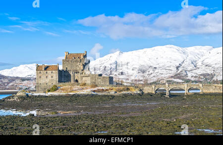 EILEAN DONAN CASTLE EBBE IM LOCH DUICH UND HÜGEL AN EINEM WINTERTAG MIT SCHNEE BEDECKT. Stockfoto