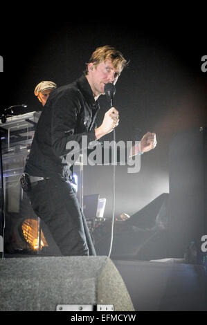 Wolverhampton, UK. 6. Februar 2015. Die Kaiser Chiefs live in Wolverhampton Civic Hall, Ricky Wilson führt und steht in Flammen. Bildnachweis: Malcolm Brice/Alamy Live-Nachrichten Stockfoto