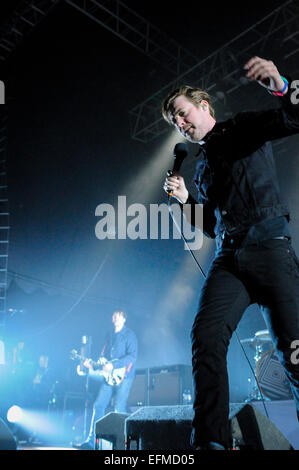 Wolverhampton, UK. 6. Februar 2015. Die Kaiser Chiefs live in Wolverhampton Civic Hall, Ricky Wilson führt und steht in Flammen. Bildnachweis: Malcolm Brice/Alamy Live-Nachrichten Stockfoto