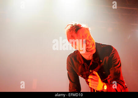 Wolverhampton, UK. 6. Februar 2015. Die Kaiser Chiefs live in Wolverhampton Civic Hall, Ricky Wilson führt und steht in Flammen. Bildnachweis: Malcolm Brice/Alamy Live-Nachrichten Stockfoto