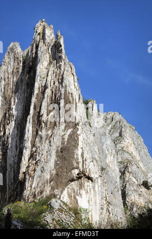 große Kalkstein-Grat über blauen Himmel in Cheile Turzii, Rumänien Stockfoto