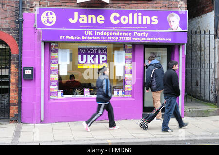 Rotherham, South Yorkshire, UK.07th Februar 2015. UKIP -UK Independence Party öffnen neue Unternehmenszentrale in Rotherham Stadtmitte auf Wellgate. Die UKIP Führer beruhte auf eine Band im Büro des Wahl-Kandidaten Jane Collins gestern geschnitten (02.06.2015), aber sein Team sagte er kam nicht auf Anraten der Polizei. Runde vierzig Demonstranten umgeben das Amt schreien UKIP in der Stadt nicht willkommen sind. Bildnachweis: IFIMAGE/Alamy Live-Nachrichten Stockfoto