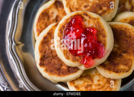 Quark-Pfannkuchen mit Marmelade Johannisbeere, Closeup, Ansicht von oben Stockfoto