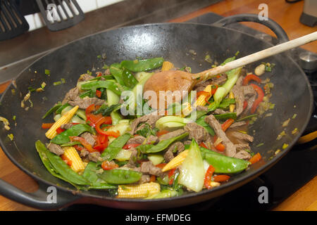 Rindfleischstreifen in einem Wok anbraten Stockfoto