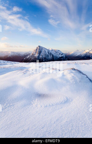 Schneewehe auf Beinn a'Chrulaiste mit der Buachaille Etive Mor in der Ferne sehen. Stockfoto