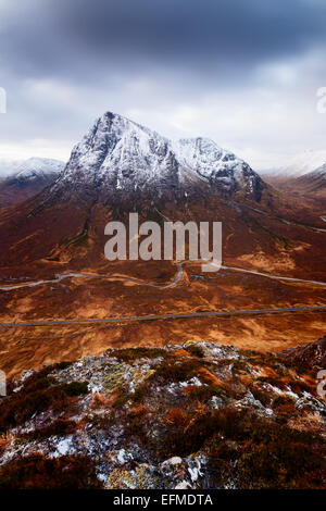 Blick von Beinn eine "Chrulaiste auf der A82 mit der Buachaille Etive Mor erhebt sich steil über. Stockfoto