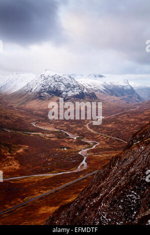 Die steilen Hänge des Buachaille Etive Beag und Bidean Nam Bian aus Beinn ein ' Chrulaiste. Stockfoto