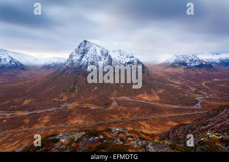 Die Aussicht vom Beinn a'Chrulaiste über die mächtigen Buachaille Etive Mor Der Fluss Coupal mäandernden ersichtlich Stockfoto