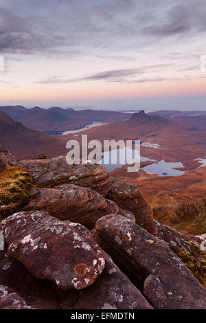 Blick über die Inverpolly und Coigach Hügel von Cul Mor Stac Pollaidh ist prominent auf der rechten Seite sehen. Stockfoto