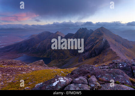 Die klassische Ansicht über die eindrucksvollen Bergrücken der Sgurr Fiona und An Teallach. Stockfoto