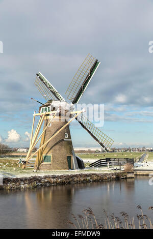 Entwässerung Mühle '' Hope Federn ewigen '' im typisch holländischen flache Landschaft im Winter, Voorhout, Südholland, Niederlande. Stockfoto