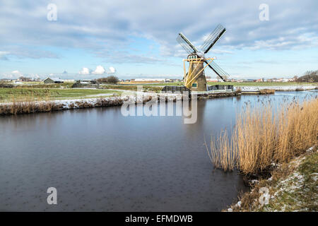 Entwässerung Mühle '' Hope Federn ewigen '' im typisch holländischen flache Landschaft im Winter, Voorhout, Südholland, Niederlande. Stockfoto