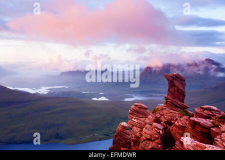 Einige schöne Wolken über die weite Landschaft der Inverpolly in den sich rasch verändernden Abendlicht von Sgorr Tuath Stockfoto