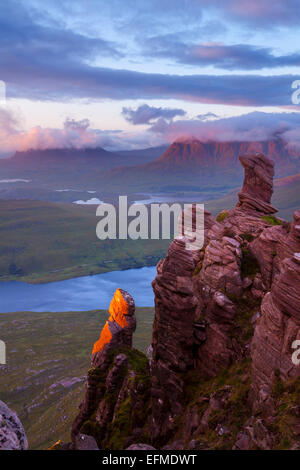 Schöne Torridonian Felsformationen aus Sandstein im roten Abendlicht mit Suilven und Cul Mor in Assynt in der Zeitmessung Leuchten Stockfoto