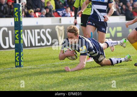 Verkauf, UK. 7. Februar 2015. LV-Cup Rugby. Sale Sharks gegen Scarlets. Sale Sharks Verteidiger Mike Haley erhält einen Versuch. Bildnachweis: Aktion Plus Sport/Alamy Live-Nachrichten Stockfoto