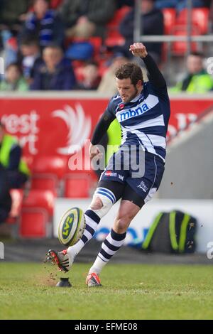 Verkauf, UK. 7. Februar 2015. LV-Cup Rugby. Sale Sharks gegen Scarlets. Sale Sharks fliegen Hälfte Nick Macleod beginnt eine Konvertierung. Bildnachweis: Aktion Plus Sport/Alamy Live-Nachrichten Stockfoto