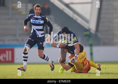 Verkauf, UK. 7. Februar 2015. LV-Cup Rugby. Sale Sharks gegen Scarlets. Llanelli Scarlets Zentrum Adam Warren angegangen Sale Sharks Zentrum Sam Tuitupou. Bildnachweis: Aktion Plus Sport/Alamy Live-Nachrichten Stockfoto