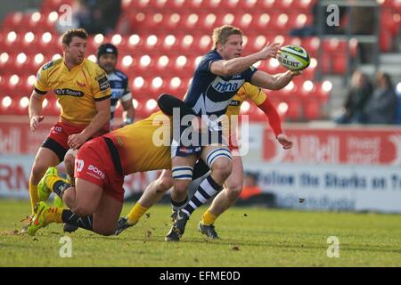 Verkauf, UK. 7. Februar 2015. LV-Cup Rugby. Sale Sharks gegen Scarlets. Sale Sharks Flanker David Seymour in Angriff genommen mit dem Ball. Bildnachweis: Aktion Plus Sport/Alamy Live-Nachrichten Stockfoto