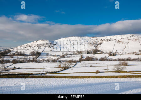 Cracken Sie Rand in der Nähe von Chinley in Derbyshire an einem hellen, sonnigen Wintertag. Eine verschneite Winterlandschaft. Stockfoto