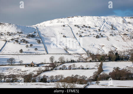 Cracken Sie Rand in der Nähe von Chinley in Derbyshire an einem verschneiten Wintertag. Stockfoto